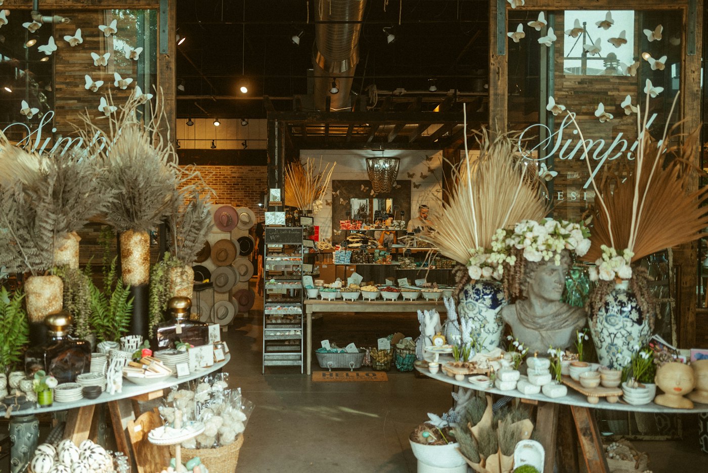 Interior de una tienda de regalos y decoración